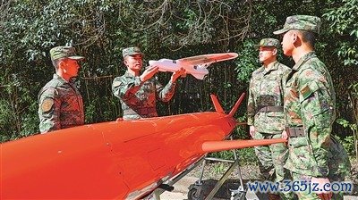 西宾员进行靶机基础常识教授。王 杨摄